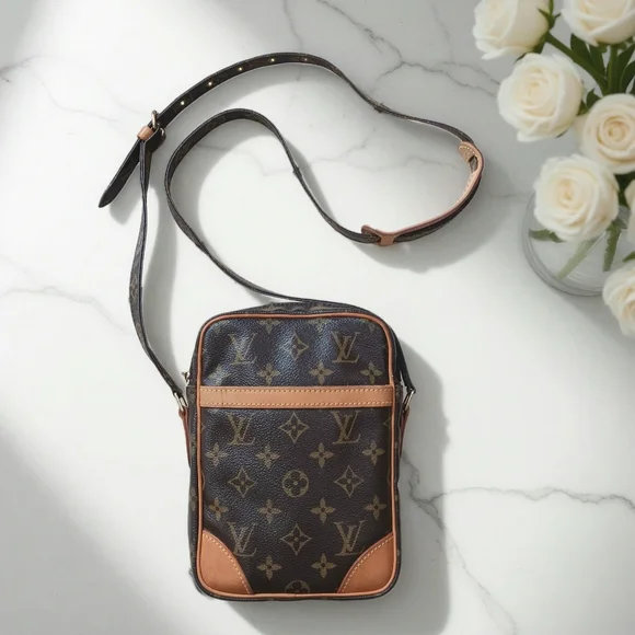 Louis Vuitton Monogram Danube Crossbody Bag - EXCELLENT - Year 2002 ✨ - Picture 3 of 16